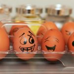 Eier mit verschiedenen Emotionen. Psychosomatik und Osteopathie